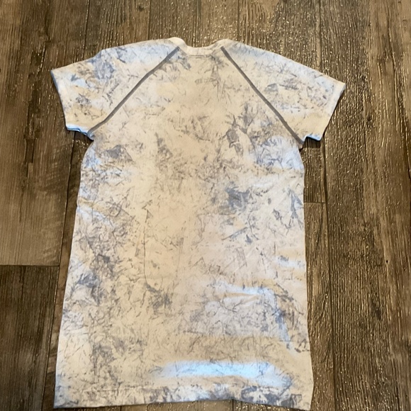 EUC, Lululemon Swiftly Tech Short Sleeve 2.0 Multi Dye, SZ 6, MSRP $78 - Picture 7 of 7